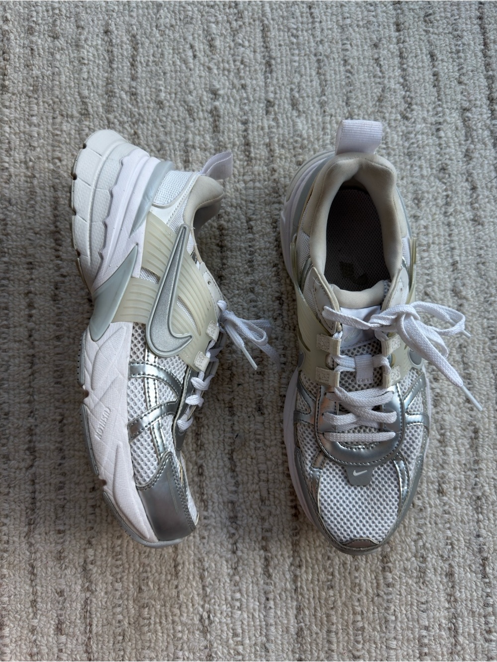 Nike V2K Run White Metallic Silver Sneakers FD0736-104 Size 8